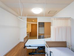 明るい居室の様子