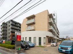 落ち着いた色合いの建物外観