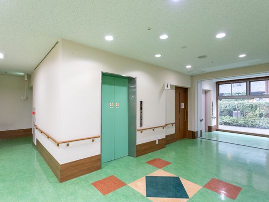 広々とした廊下エレベーター