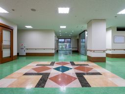 広々とした明るい廊下