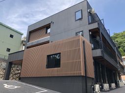落ち着いた色合いの外観