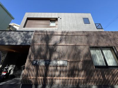 木目調の建物外観