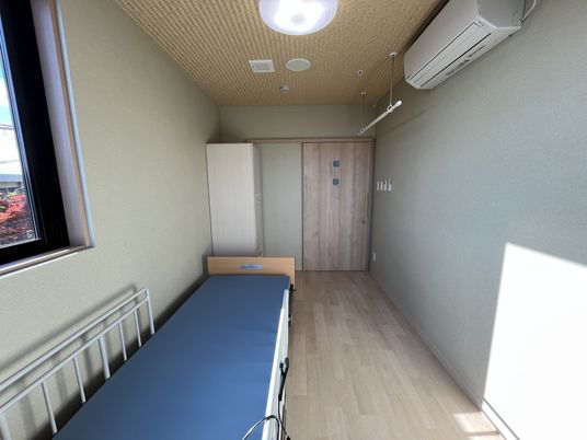 明るい個室の居室