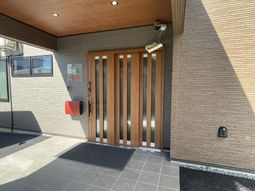 明るい入口のエントランス