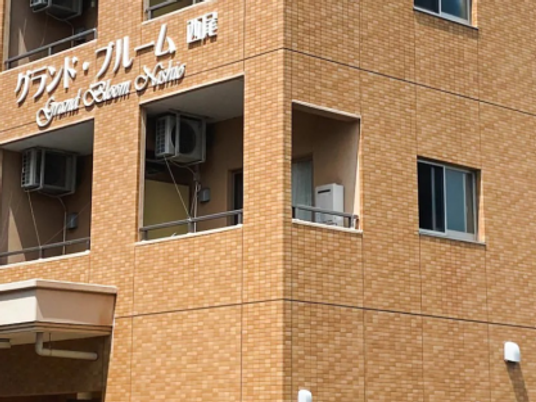 レンガ調の建物外観  