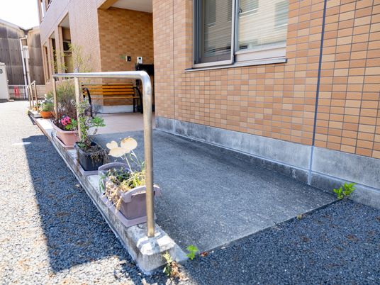 中庭の花壇とスロープ