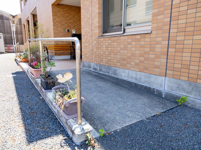 中庭の花壇とスロープ