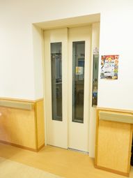 ガラス扉のエレベーター