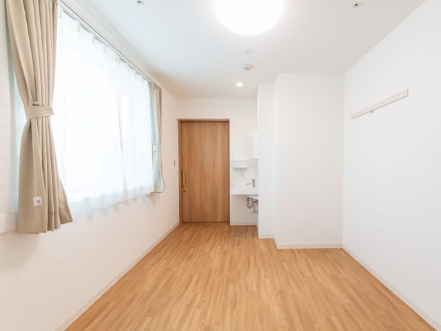 ゆったり居室 居室 広々としたクリーンな印象の個室です。窓からは自然光が差し込み、穏やかな時間が流れています。