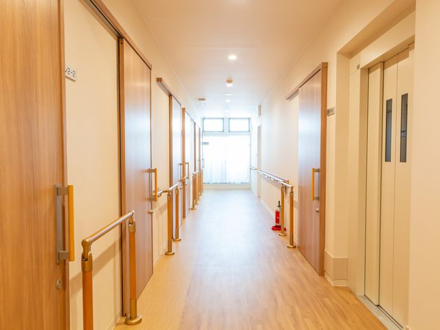 安全な手すり付き廊下 廊下 手すりが整備された明るい廊下では、安心して歩行が可能です。ゆったりとした空間設計で、安全性に配慮がなされています。
