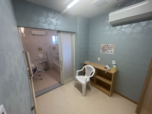 広々とした浴室の入口