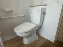 安全な手すりつきトイレ