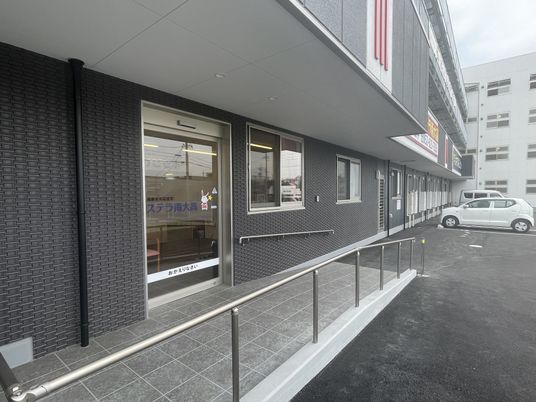 エントランスの明るい外観