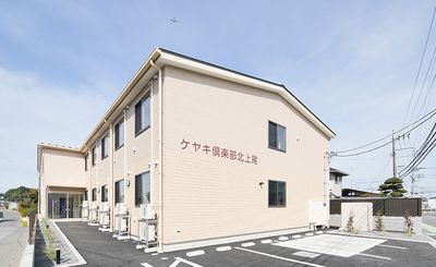 白い建物の外観