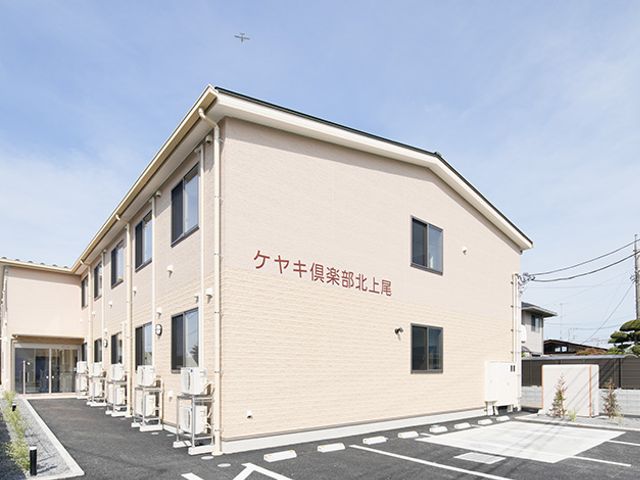 白い建物の外観 外観 明るい雰囲気の建物で、就業環境の充実が感じられます。駐車場も完備されており、アクセスが便利です。