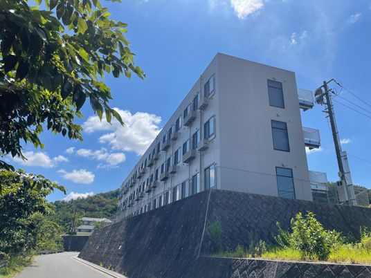 明るい外観の建物