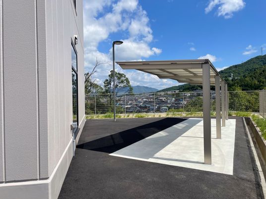 白壁の建物と駐車スペース