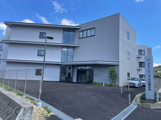 明るい外観の建物