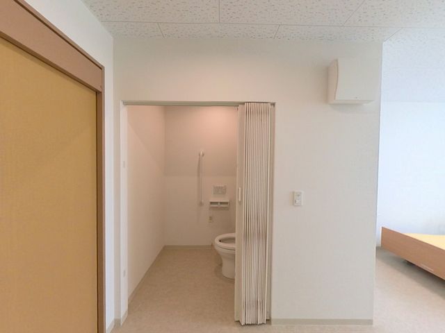 プライバシー配慮のトイレ トイレ ゆったりとした間取りの清潔なトイレスペースです。手すりも設置してあり、安心してお使いいただける設計になっています。