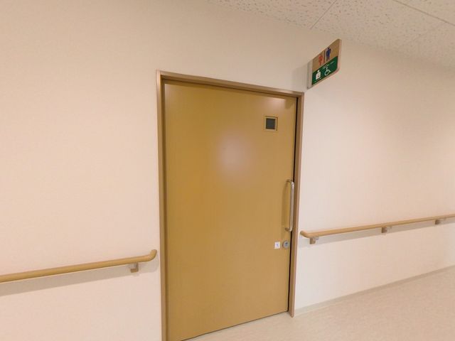 手すり付き廊下の出入口 廊下 手すりが設置された廊下の出入口は、利用者の安全と移動のしやすさを考慮した設計です。