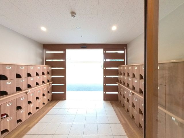 エントランスの明るい様子 エントランス ゆったりとした靴箱が整然と並び、入居者様の快適な出入りを支えるエントランスです。