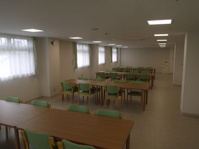 明るい広々とした食堂