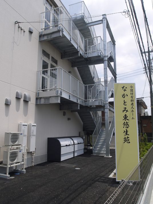 明るい非常階段の外観