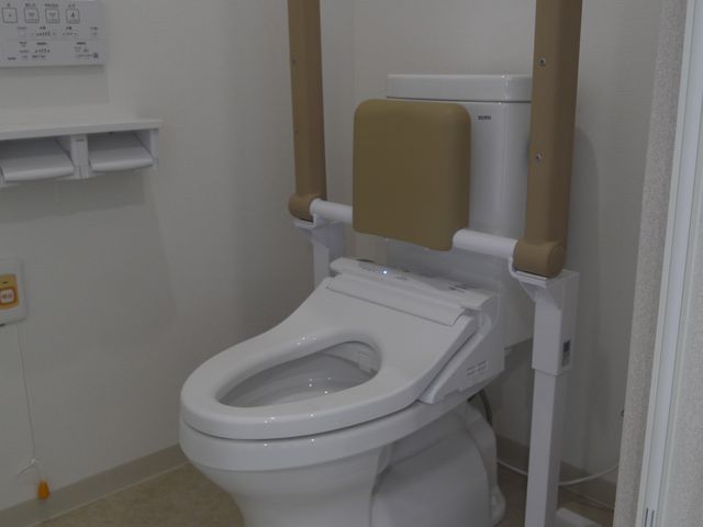 配慮が行き届いたトイレ トイレ 手すり付きで安全に配慮された清潔なトイレです。使いやすさを考えた設計で、快適にお使いいただけます。