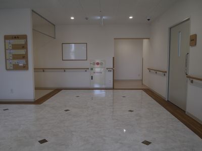広々とした明るい廊下