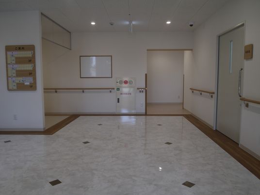 広々とした明るい廊下