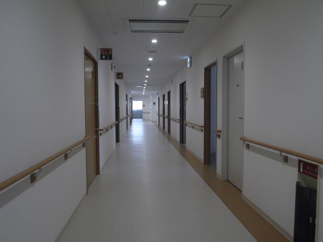 廊下の清潔な雰囲気 廊下 ゆったりとした空間の廊下は、明るく清潔感があり、安心して歩行できるよう設計されています。