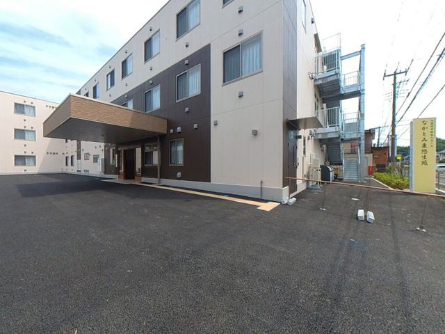 ゆとりある外観エリア 外観 清潔感のある建物の外観が広がり、入り口付近にはスロープが設置されておりますので、すべての方が快適に出入りできるようになっています。