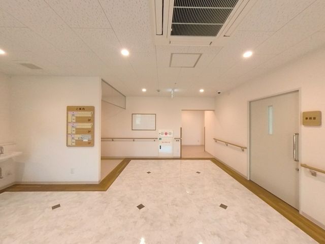 ゆったりした機能訓練室 廊下 広々とした訓練室では、安全な環境で日常生活に必要な体の動きをサポート致します。