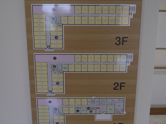 案内板の細部 掲示物 見やすく配置された案内板は、ご高齢の方々も迷わずに目的の場所へと案内されます。