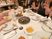 楽しげな会食の様子