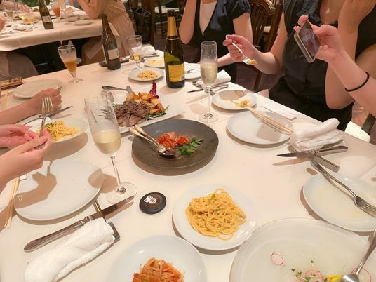 楽しげな会食の様子