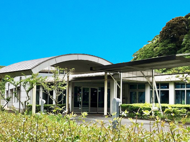 緑豊かな施設外観 外観 自然に囲まれたアーチ型の建物です。豊かな緑が広がり、心地良い環境です。