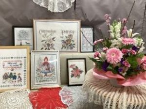 花の飾りがある棚  
