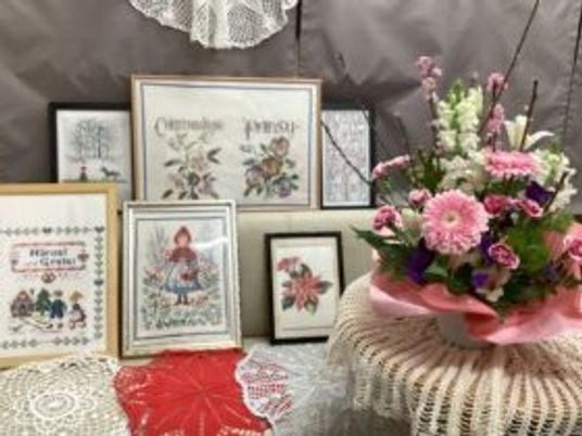 花の飾りがある棚  
