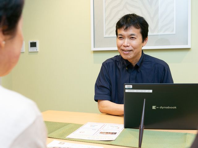 面談するスタッフの会議室 多目的室   スタッフが笑顔で向き合い、落ち着いた雰囲気の中で面談が行われています。就業相談や打ち合わせに使いやすそうな空間です。