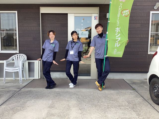 スタッフイメージ スタッフイメージ 笑顔のスタッフが並び、温かみのある雰囲気を感じることができます。和やかな職場環境です。