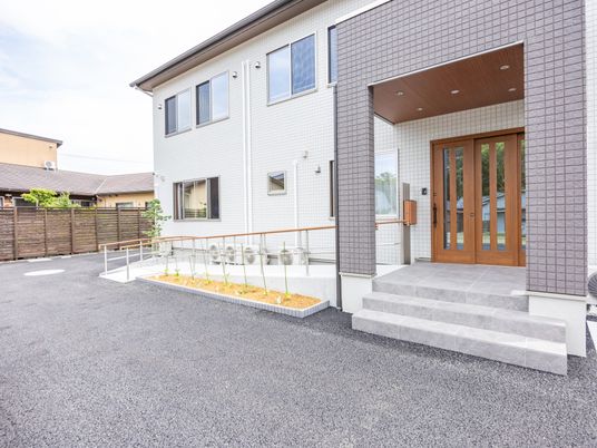 明るいエントランス風景