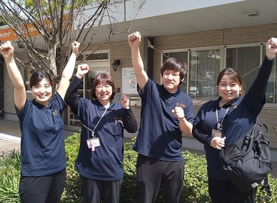 スタッフの笑顔あふれる集合