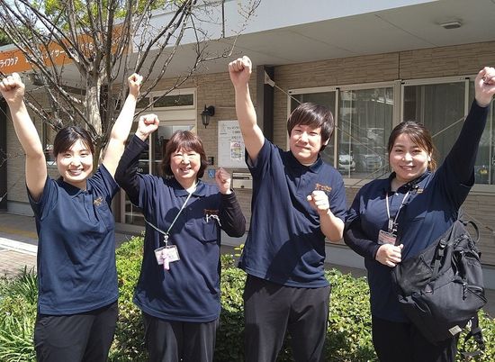 スタッフの笑顔あふれる集合