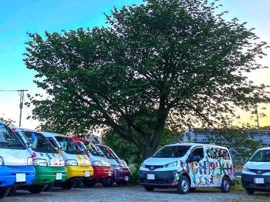 送迎車が並ぶ外観  