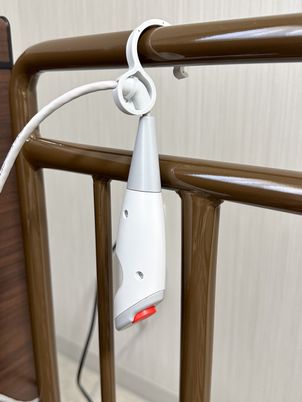 手すりに取り付けられた呼び出し装置