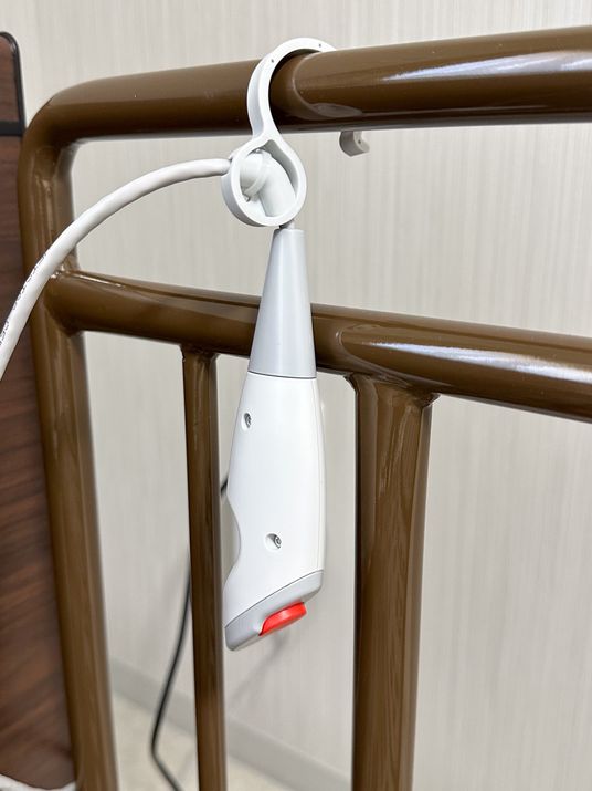手すりに取り付けられた呼び出し装置