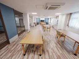 広々とした明るいダイニングルーム