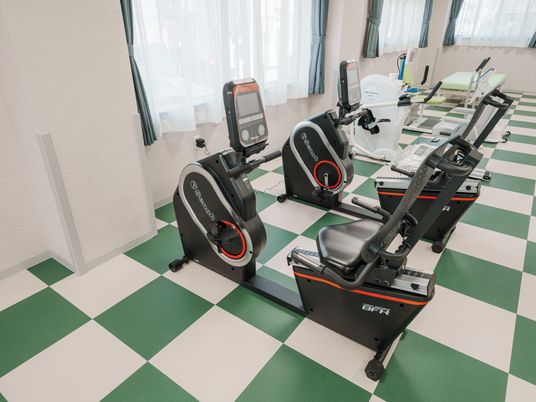 トレーニング器具が並ぶ部屋