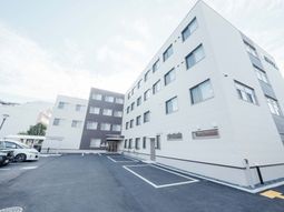 広々とした建物外観